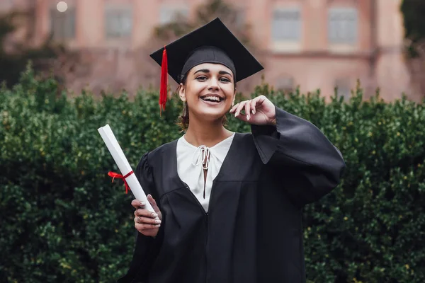 Happy Graduado Estudante Mulher Foco Primeiro Plano — Fotografia de Stock