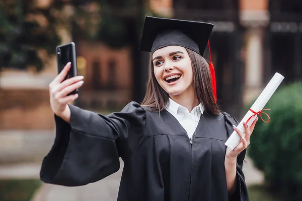 Απόφοιτος Μαθητής Στην Αποφοίτηση Καπέλο Και Φόρεμα Φτιάχνοντας Selfie — Φωτογραφία Αρχείου