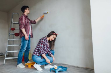 Genç çift yeni dairede tadilat yapıyor.