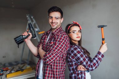 Dairede yeniden dekorasyon yapan çiftin portresi, seçici odak