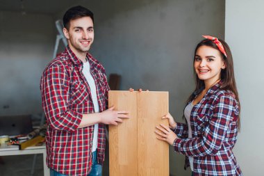 Mutlu çift yeni daire için laminat parke seçimi  