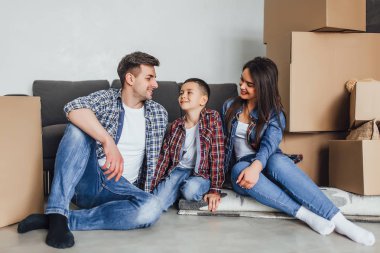 oğlu ile yeni daire zevk çift, ön plana odaklanmak