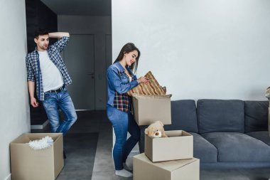Yeni evde hareketli kutular ile odasında genç mutlu çift 