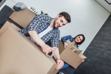 tehcir sırasında karton kutu ambalaj mutlu genç Çift