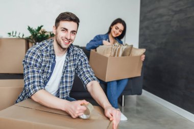 tehcir sırasında karton kutu ambalaj mutlu genç Çift