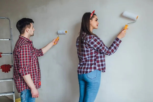 Junges Paar Renoviert Neue Wohnung — Stockfoto