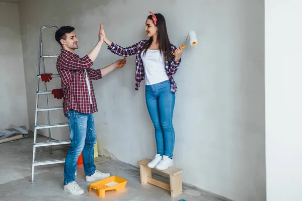 Frau Und Mann Beim Hausbau — Stockfoto