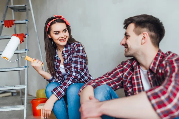 Jovem Casal Fazendo Renovação Novo Apartamento — Fotografia de Stock