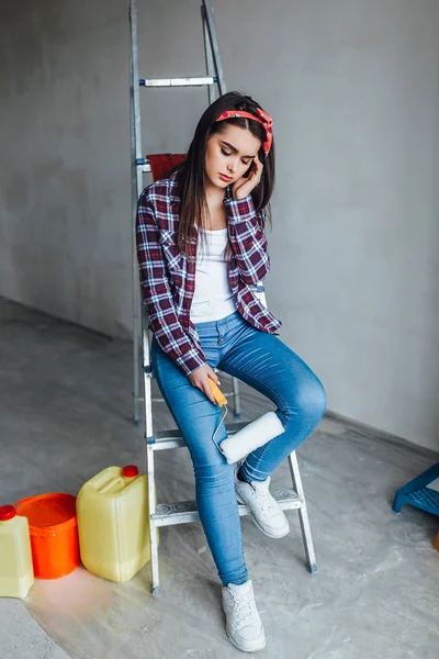 Jovem Mulher Triste Fazendo Reparos Casa Foco Primeiro Plano — Fotografia de Stock