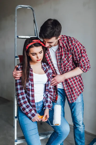 Pareja Cariñosa Mirando Habitación Recién Pintada —  Fotos de Stock