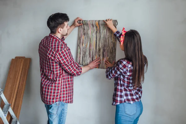 Jovem Mulher Homem Discutindo Durante Renovação Apartamento — Fotografia de Stock