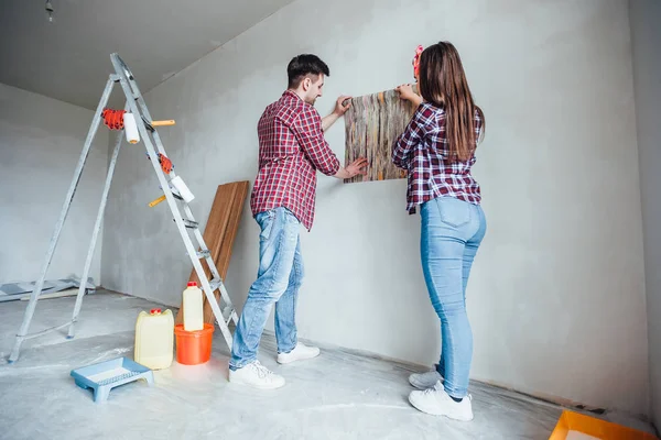 Genç Çift Birlikte Apartman Onarımı Yapıyor — Stok fotoğraf