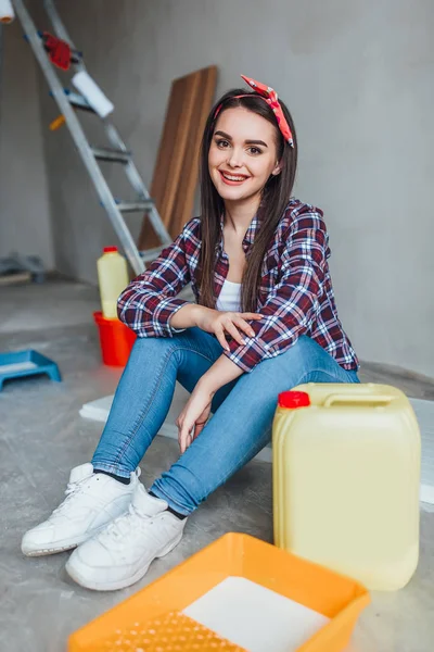 Aantrekkelijke Jonge Vrouw Doet Reparaties Thuis — Stockfoto