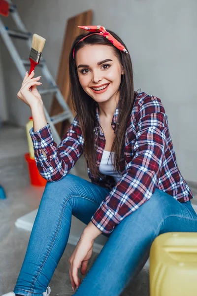 Aantrekkelijke Jonge Vrouw Doet Reparaties Thuis — Stockfoto