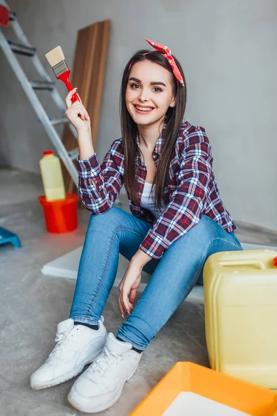 自宅で修理をしている魅力的な若い女性 — ストック写真