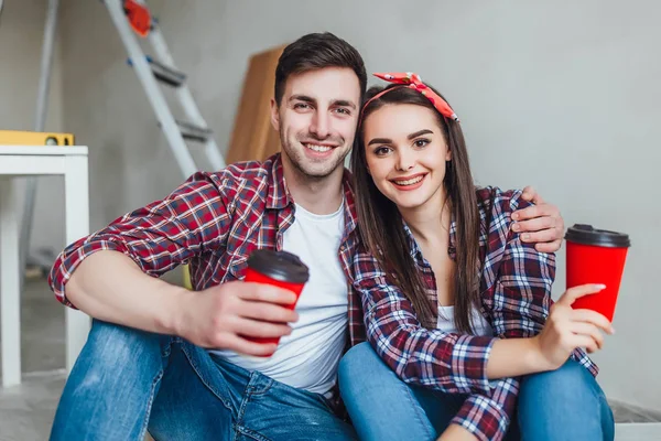 Pareja Joven Haciendo Reparaciones Tomando Descanso Con Una Taza Café — Foto de Stock