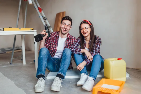 Retrato Casal Fazendo Redecoração Apartamento Foco Seletivo — Fotografia de Stock