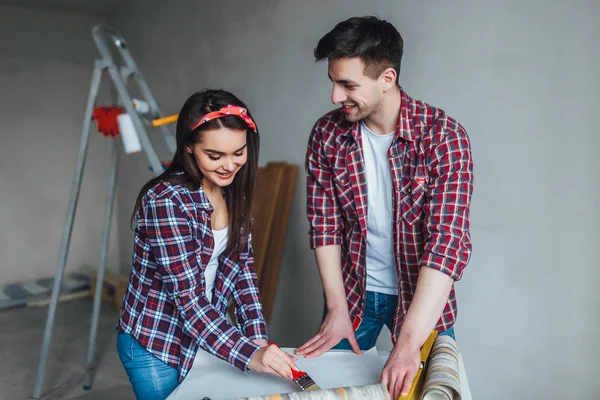 Gelukkige Paar Ontwerpen Nieuw Huis Huis Project Samen Controleren Doen — Stockfoto