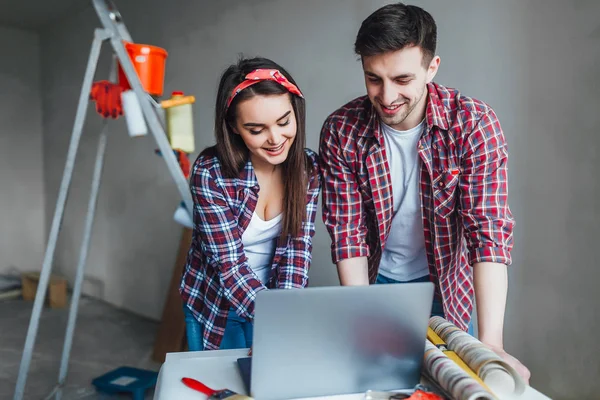 Pareja Feliz Diseñando Nueva Casa Comprobando Proyecto Casa Ordenador Portátil — Foto de Stock