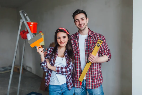 Retrato Casal Fazendo Redecoração Apartamento Foco Seletivo — Fotografia de Stock