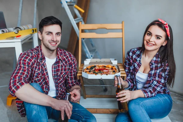 Coppia Felice Che Riparazioni Casa Mangia Pizza — Foto Stock