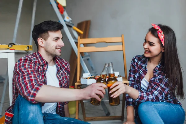 Man Holding Box Med Pizza Med Kvinna Sitter Bredvid Och — Stockfoto