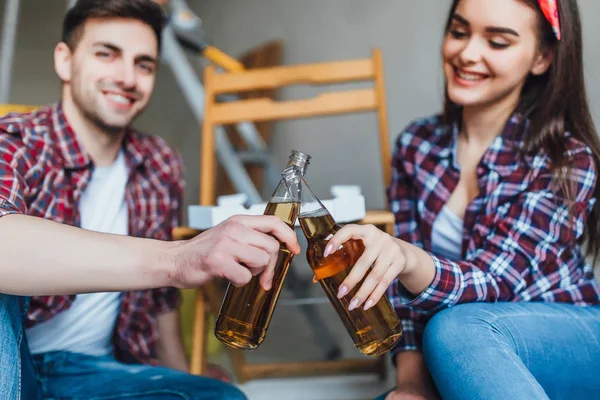 Young Couple Drinking Beer New Apartment Selective Focus — 스톡 사진