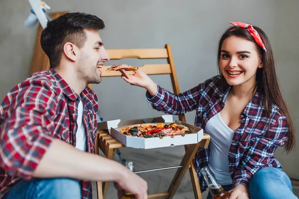 Щаслива Пара Робить Ремонт Вдома Їсть Піцу — стокове фото