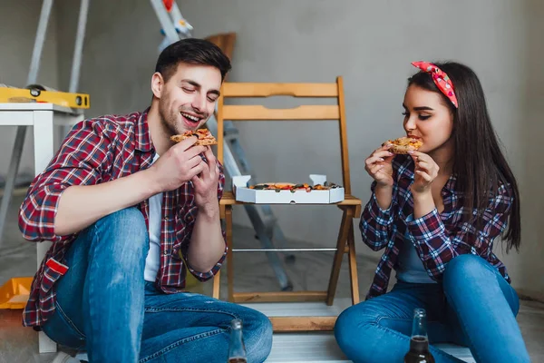 Mutlu Çift Evde Onarım Yapıyor Pizza Yemek — Stok fotoğraf