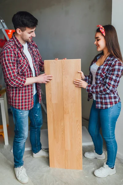 Casal Feliz Escolhendo Piso Laminado Para Novo Apartamento — Fotografia de Stock