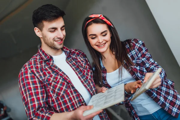 Gelukkig Familie Kiezen Ceramiektegel Voor Nieuw Appartement — Stockfoto