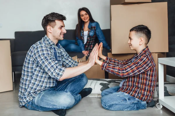 Padre Hijo Jugando Mientras Están Sentados Piso Apartamento Nuevo Madre — Foto de Stock