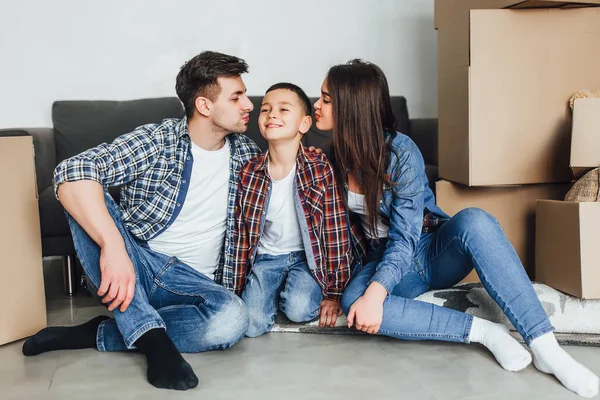 Amar Familia Disfrutando Nuevo Apartamento Centrarse Primer Plano — Foto de Stock