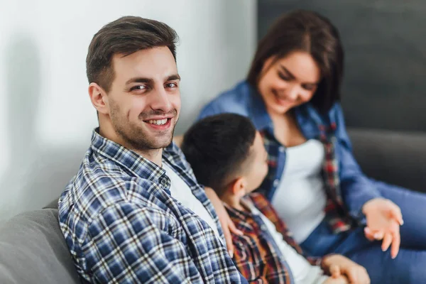 Padre Feliz Con Familia Nuevo Apartamento Sonriendo Mientras Mira Cámara — Foto de Stock