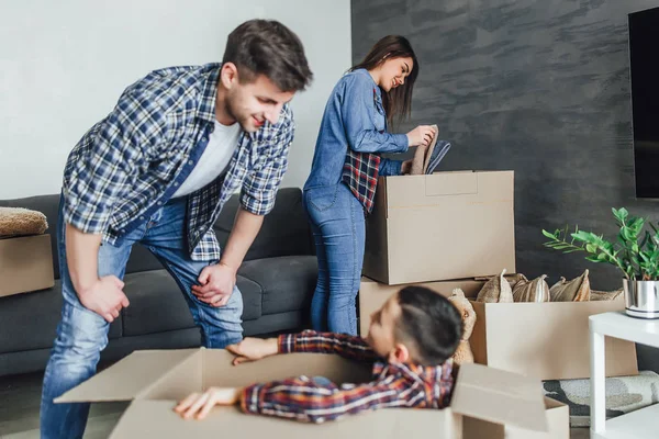 Familia Feliz Con Cajas Cartón Casa Nueva — Foto de Stock