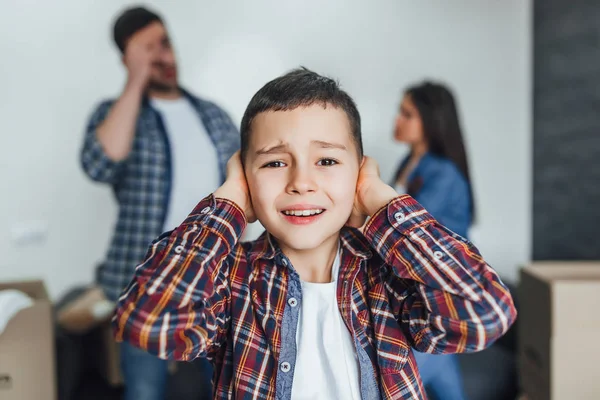 Маленький Мальчик Слушает Ссору Между Родителями Сосредоточиться Переднем Плане — стоковое фото