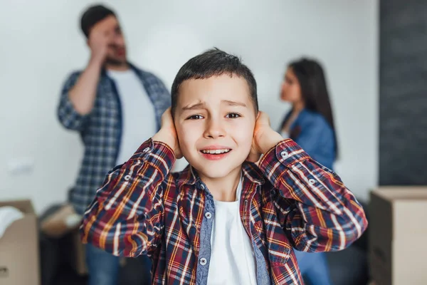 Niño Pequeño Escuchando Pelea Entre Los Padres Centran Primer Plano — Foto de Stock