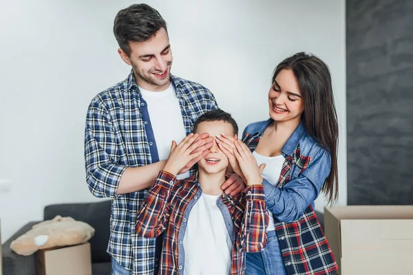 Sorpresa Para Hijo Familia Mudándose Casa Nueva Enfoque Primer Plano —  Fotos de Stock