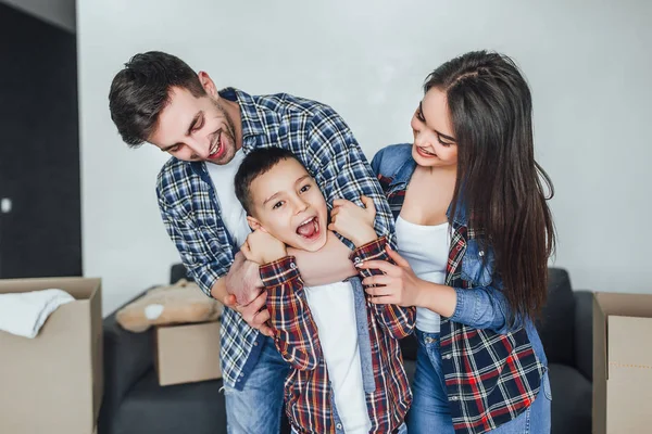 Sorpresa Para Hijo Familia Mudándose Casa Nueva Enfoque Primer Plano — Foto de Stock