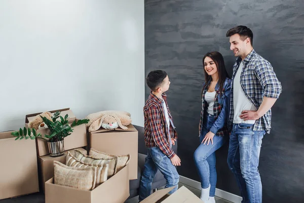 Padres Felices Hablando Con Hijo Casa Nueva — Foto de Stock