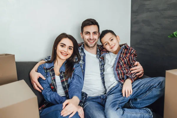 Familia Joven Mudándose Casa Nueva Con Cajas Cartón Enfoque Selectivo — Foto de Stock