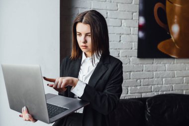 kafede dizüstü bilgisayar kullanan çekici iş kadını, seçici odak