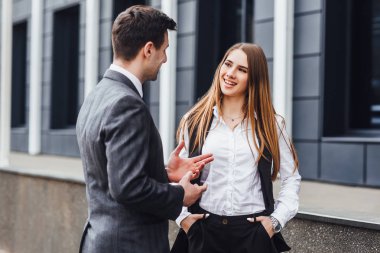 Ofis yakınında iş hakkında konuşan iki genç işçi!