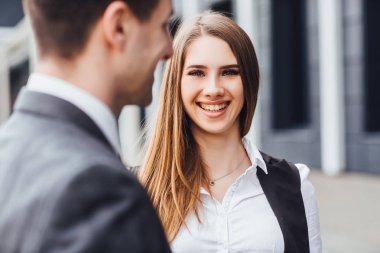 Neşeli duygularla gülümseyen enterpreneur!