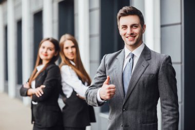 resmi giyim üç mutlu genç işadamları kutluyor