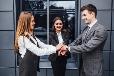 İş binasına karşı üç işçi