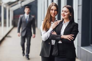 İşi düşünen iki genç iş arkadaşı, ön plana odaklanın
