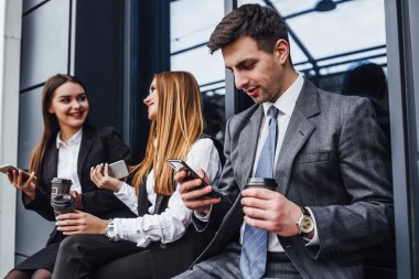 Mola sırasında üç genç bussy kişi Grubu 