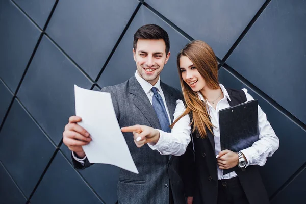 Jóvenes Empresarios Trabajan Fuera Oficina —  Fotos de Stock