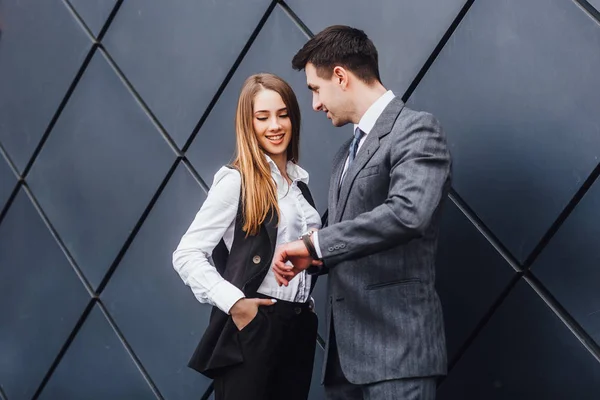 Business People Team Möte Framför Kontorsbyggnaden Och Till Arbetet — Stockfoto